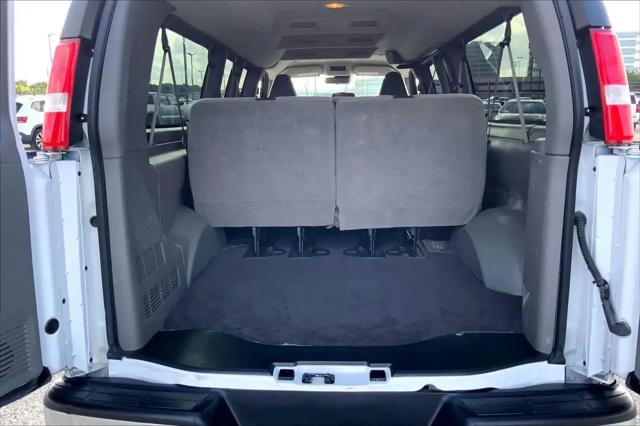 2025 GMC Savana Passenger RWD 3500 Extended Wheelbase LT