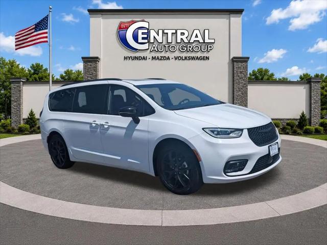 2025 Chrysler Pacifica Limited for sale in Plainfield, CT
