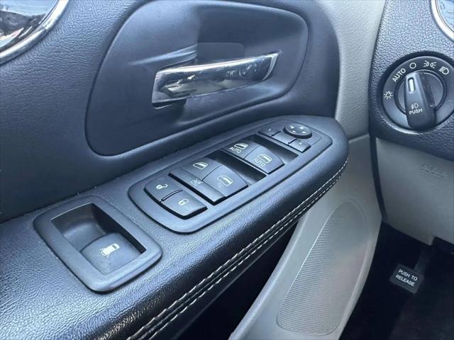 2016 Chrysler Town & Country Touring-L Anniversary Edition