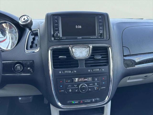 2016 Chrysler Town & Country Touring-L Anniversary Edition