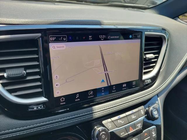 2027 Chrysler Pacifica Select