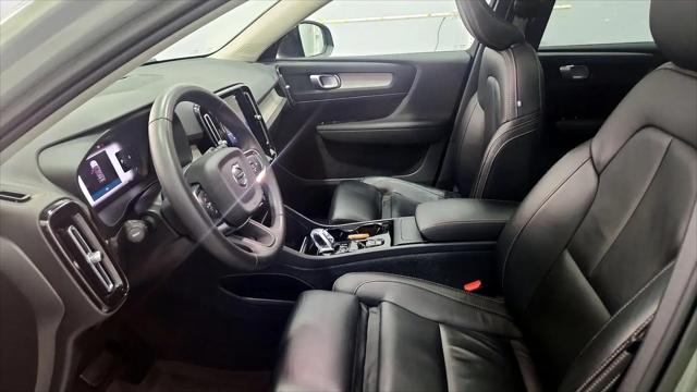 2023 Volvo XC40 B5 Plus Dark Theme