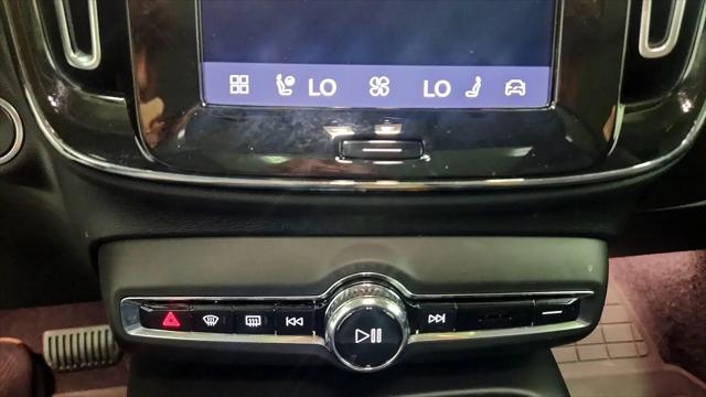 2023 Volvo XC40 B5 Plus Dark Theme