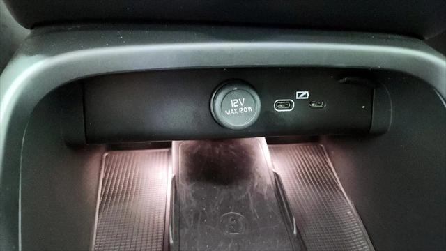 2023 Volvo XC40 B5 Plus Dark Theme