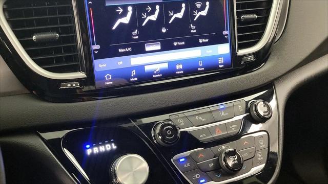 2025 Chrysler Pacifica Select