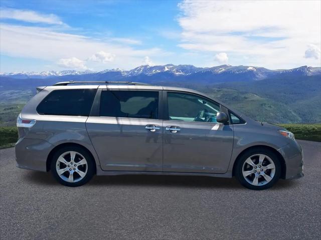 2013 Toyota Sienna SE 8 Passenger