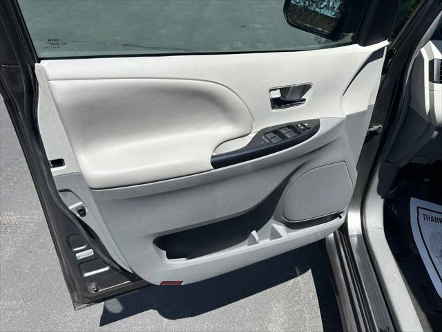 2013 Toyota Sienna SE 8 Passenger