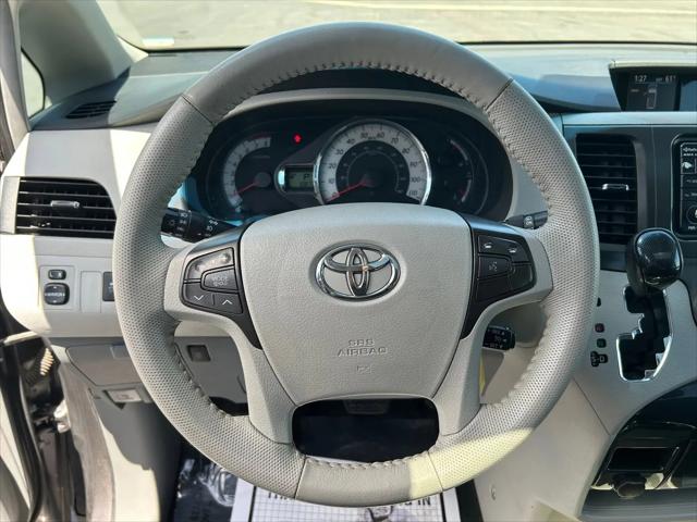 2013 Toyota Sienna SE 8 Passenger