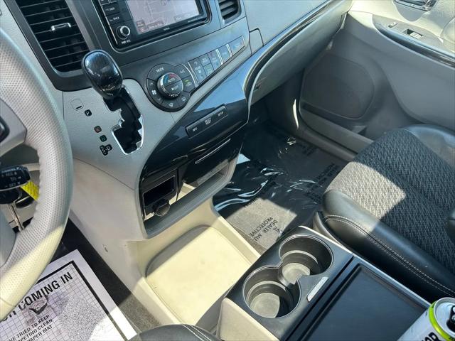 2013 Toyota Sienna SE 8 Passenger