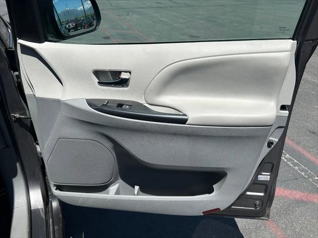 2013 Toyota Sienna SE 8 Passenger