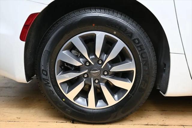 2023 Chrysler Pacifica Hybrid Touring L