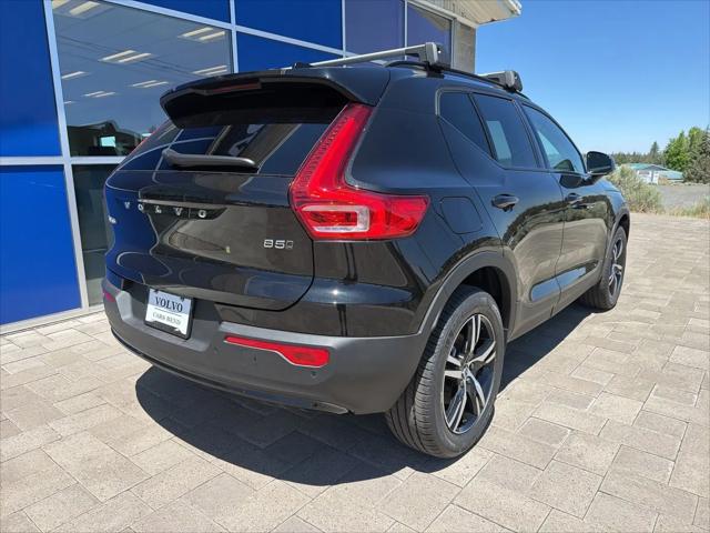 2026 Volvo XC40 Core, B5 AWD Gas (mild hybrid), Dark