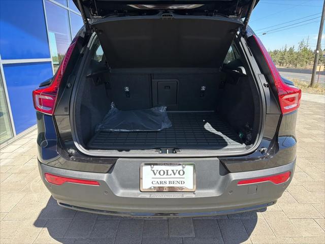 2026 Volvo XC40 Core, B5 AWD Gas (mild hybrid), Dark