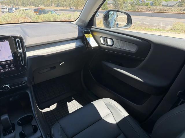 2026 Volvo XC40 Core, B5 AWD Gas (mild hybrid), Dark
