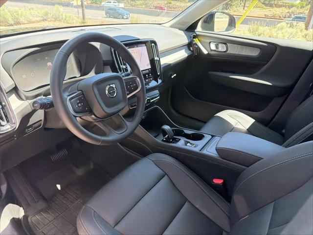 2026 Volvo XC40 Core, B5 AWD Gas (mild hybrid), Dark