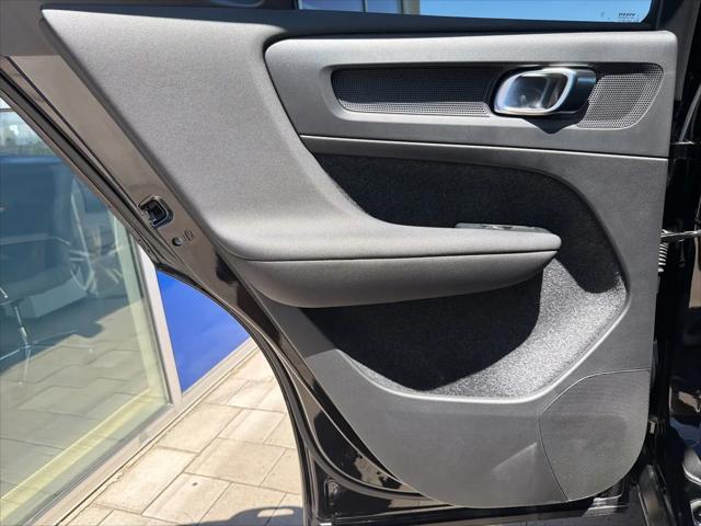 2026 Volvo XC40 Core, B5 AWD Gas (mild hybrid), Dark