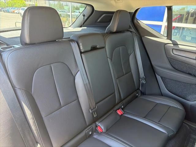 2026 Volvo XC40 Core, B5 AWD Gas (mild hybrid), Dark
