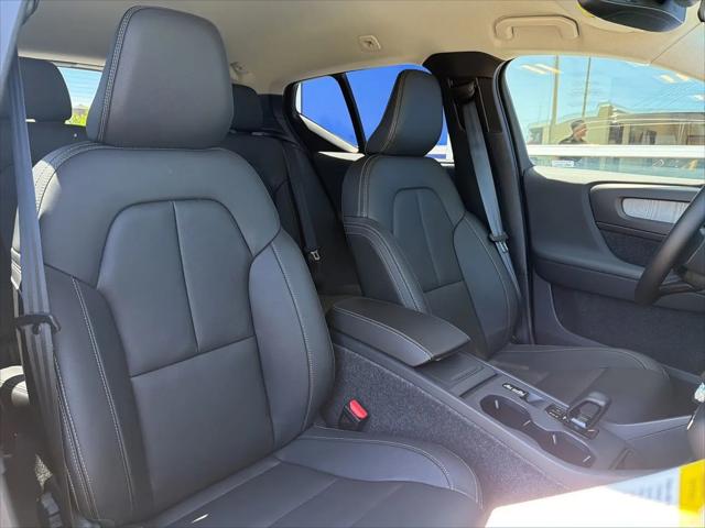 2026 Volvo XC40 Core, B5 AWD Gas (mild hybrid), Dark