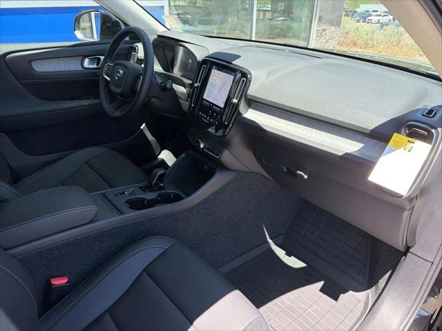 2026 Volvo XC40 Core, B5 AWD Gas (mild hybrid), Dark