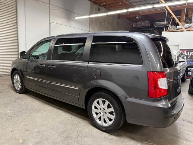 2016 Chrysler Town & Country Touring