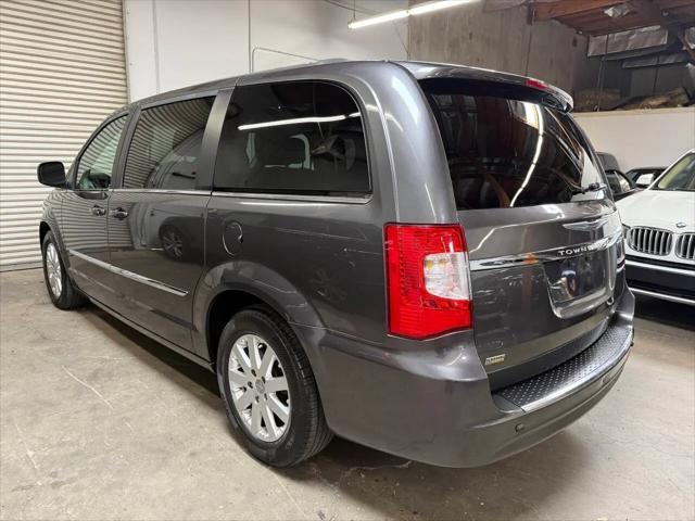2016 Chrysler Town & Country Touring
