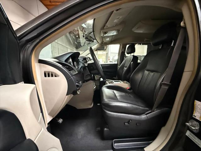2016 Chrysler Town & Country Touring