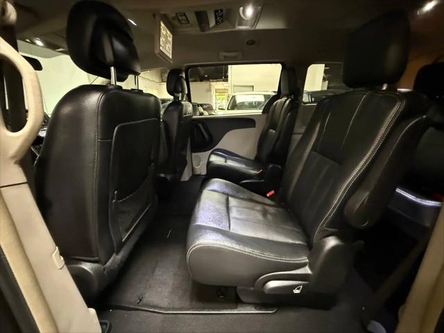2016 Chrysler Town & Country Touring