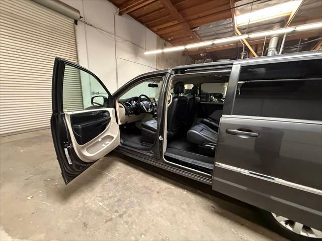 2016 Chrysler Town & Country Touring