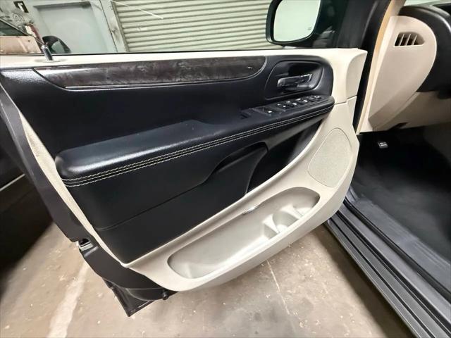 2016 Chrysler Town & Country Touring