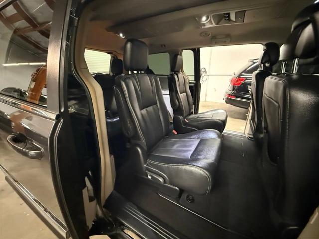 2016 Chrysler Town & Country Touring