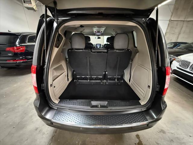 2016 Chrysler Town & Country Touring