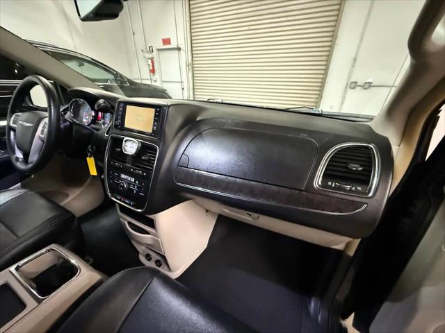 2016 Chrysler Town & Country Touring