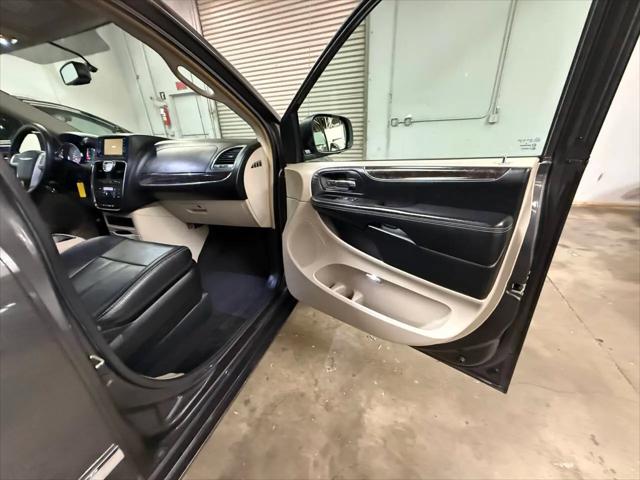 2016 Chrysler Town & Country Touring
