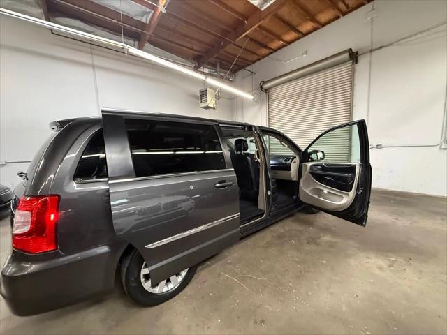 2016 Chrysler Town & Country Touring