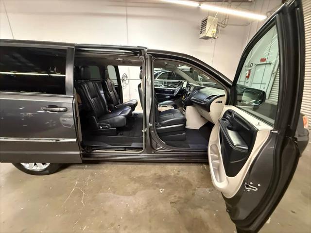 2016 Chrysler Town & Country Touring