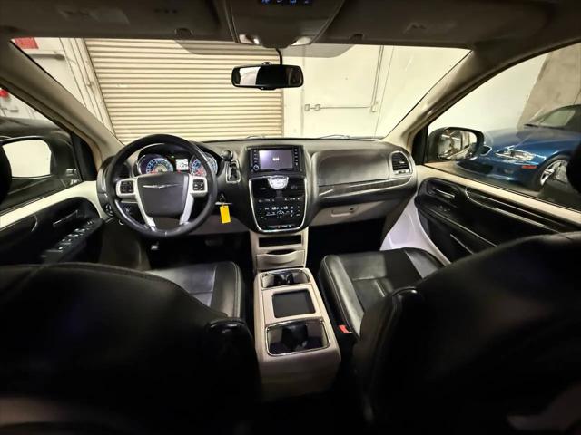 2016 Chrysler Town & Country Touring