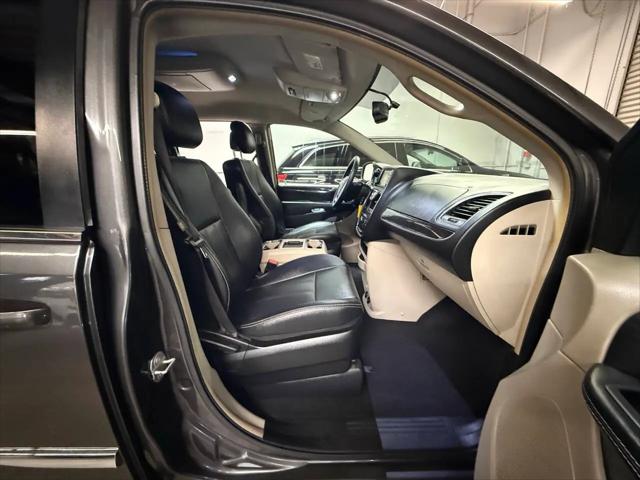 2016 Chrysler Town & Country Touring