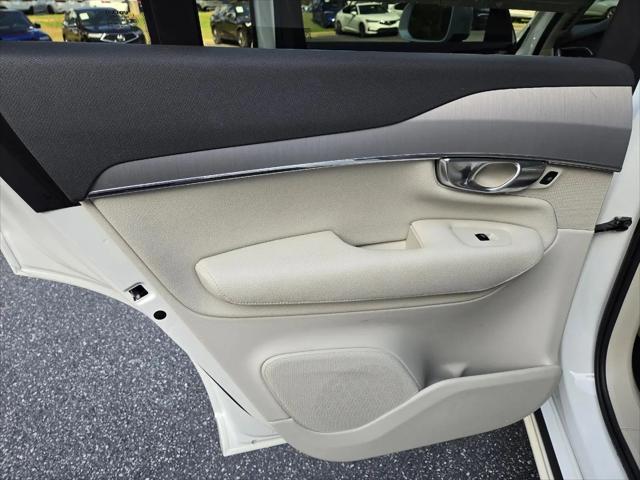2022 Volvo XC90 T5 Momentum 7 Passenger