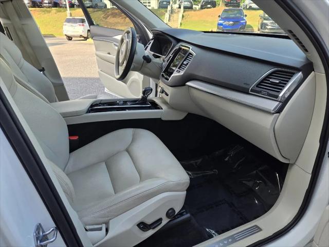 2022 Volvo XC90 T5 Momentum 7 Passenger