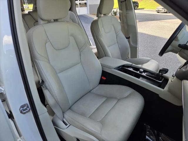 2022 Volvo XC90 T5 Momentum 7 Passenger