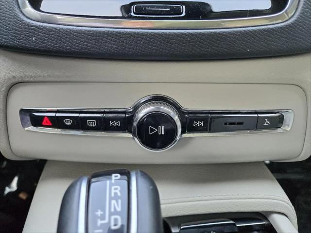 2022 Volvo XC90 T5 Momentum 7 Passenger