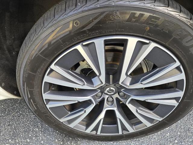 2022 Volvo XC90 T5 Momentum 7 Passenger