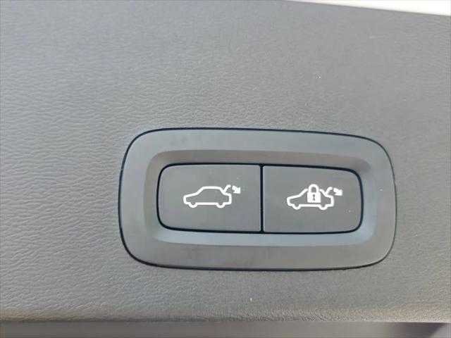 2026 Volvo XC40 Plus, B5 AWD Gas (mild hybrid), Dark
