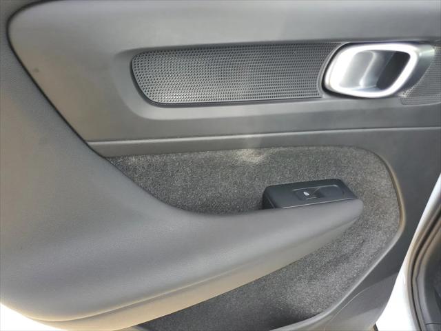 2026 Volvo XC40 Plus, B5 AWD Gas (mild hybrid), Dark