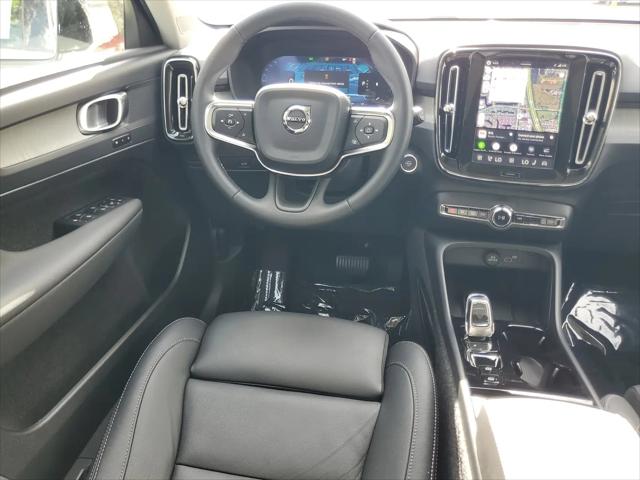 2026 Volvo XC40 Plus, B5 AWD Gas (mild hybrid), Dark