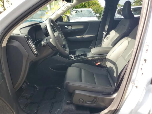 2026 Volvo XC40 Plus, B5 AWD Gas (mild hybrid), Dark