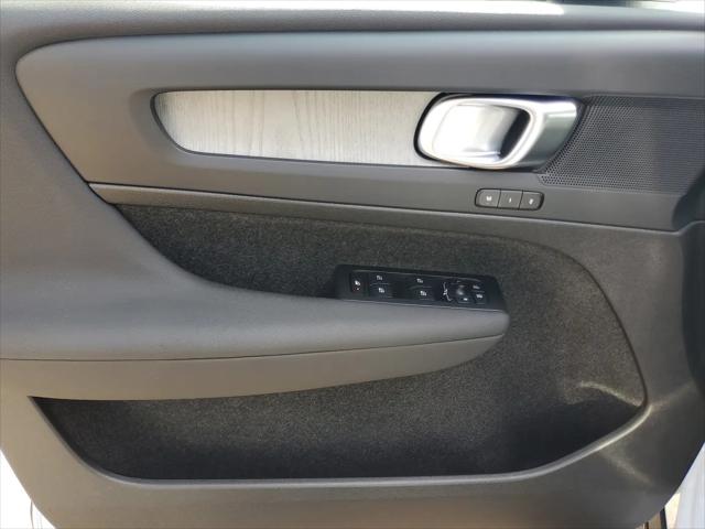 2026 Volvo XC40 Plus, B5 AWD Gas (mild hybrid), Dark