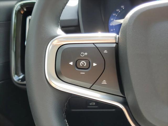 2026 Volvo XC40 Plus, B5 AWD Gas (mild hybrid), Dark