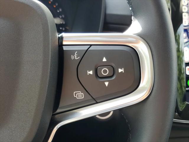 2026 Volvo XC40 Plus, B5 AWD Gas (mild hybrid), Dark