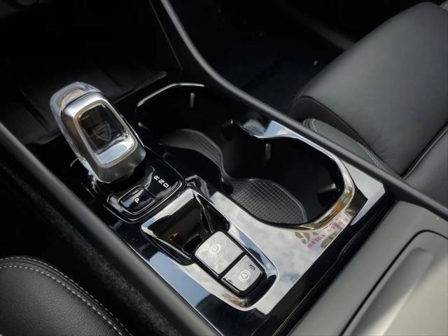 2026 Volvo XC40 Plus, B5 AWD Gas (mild hybrid), Dark